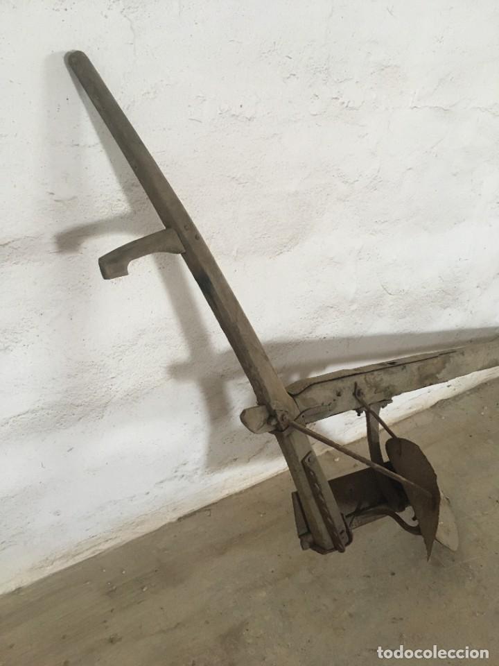 Antig&uuml;edades: ARADO EN MADERA Y PALA DE HIERRO - Foto 7