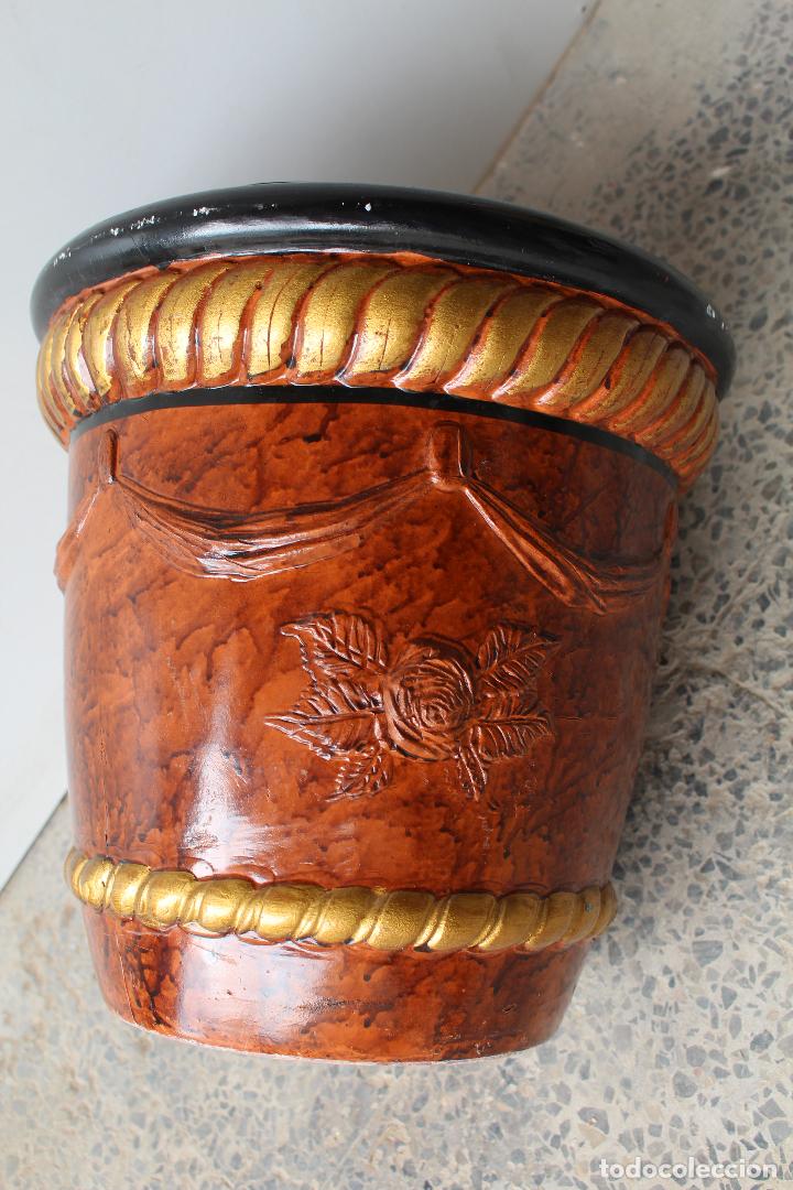 Antig&uuml;edades: macetero de ceramica marron - Foto 2