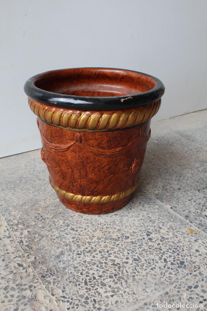 Antig&uuml;edades: macetero de ceramica marron - Foto 4