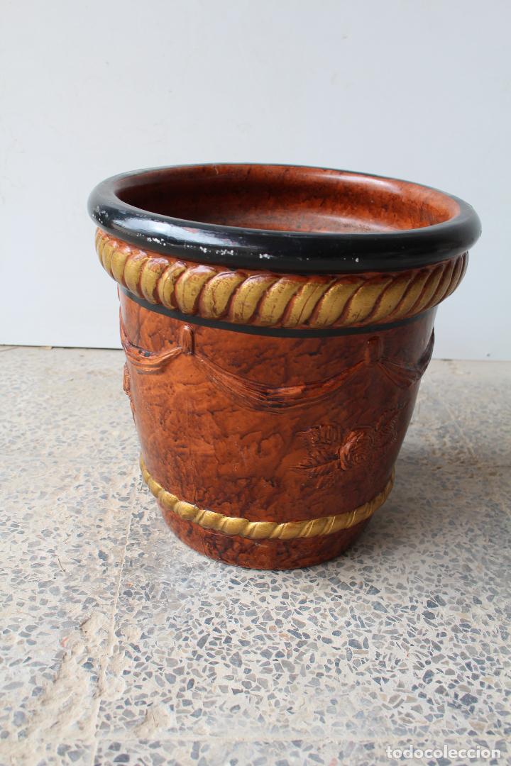 Antig&uuml;edades: macetero de ceramica marron - Foto 5