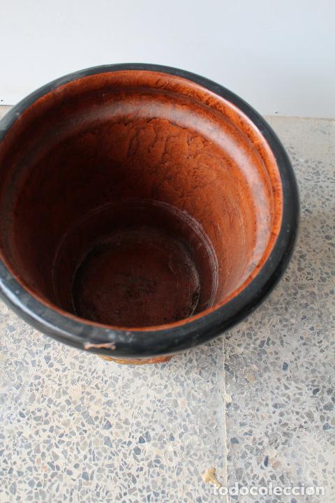 Antig&uuml;edades: macetero de ceramica marron - Foto 6