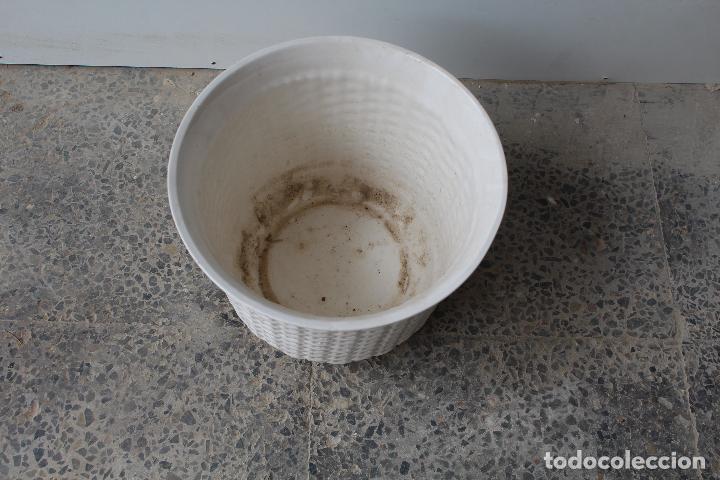 Antig&uuml;edades: macetero de ceramica blanco - Foto 2