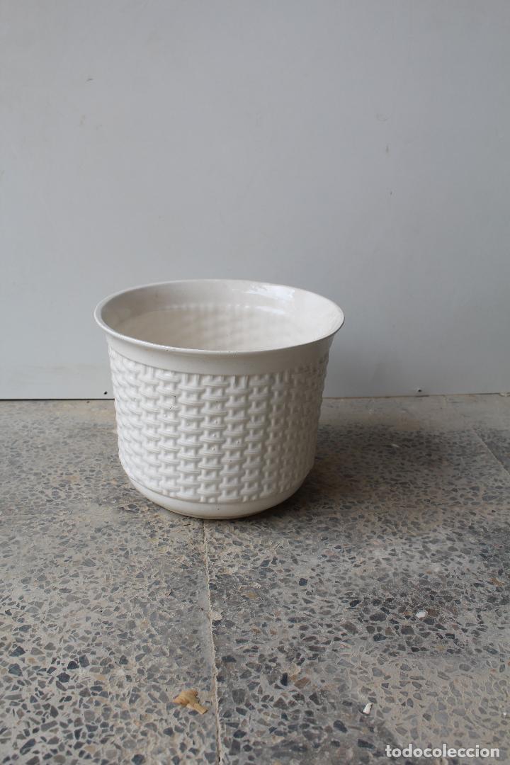 Antig&uuml;edades: macetero de ceramica blanco - Foto 3