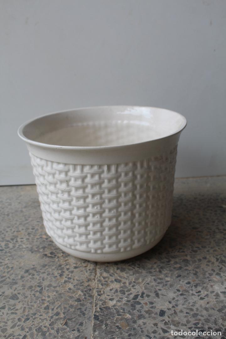 Antig&uuml;edades: macetero de ceramica blanco - Foto 1