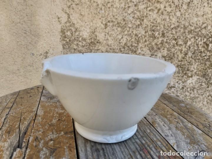 Antig&uuml;edades: I Alm&iacute;rez de farmacia en cer&aacute;mica esmaltada. Faltas.