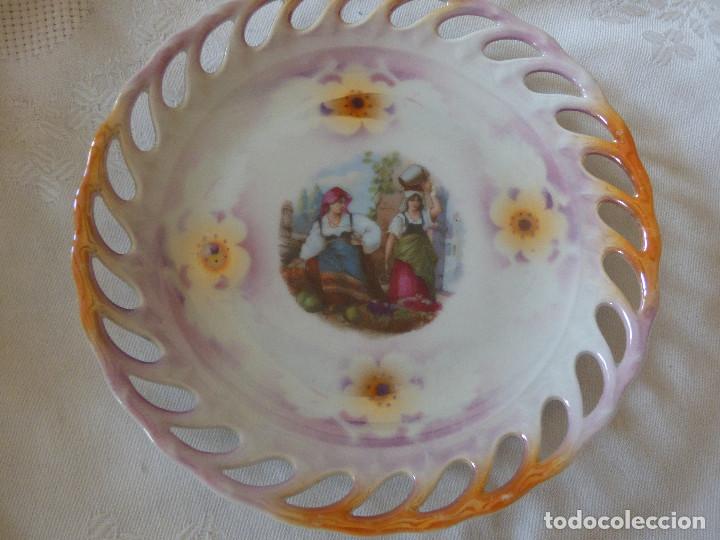 Antig&uuml;edades: Plato,de porcelana tornasolada. - Foto 1