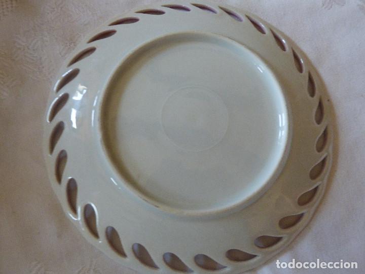 Antig&uuml;edades: Plato,de porcelana tornasolada. - Foto 2