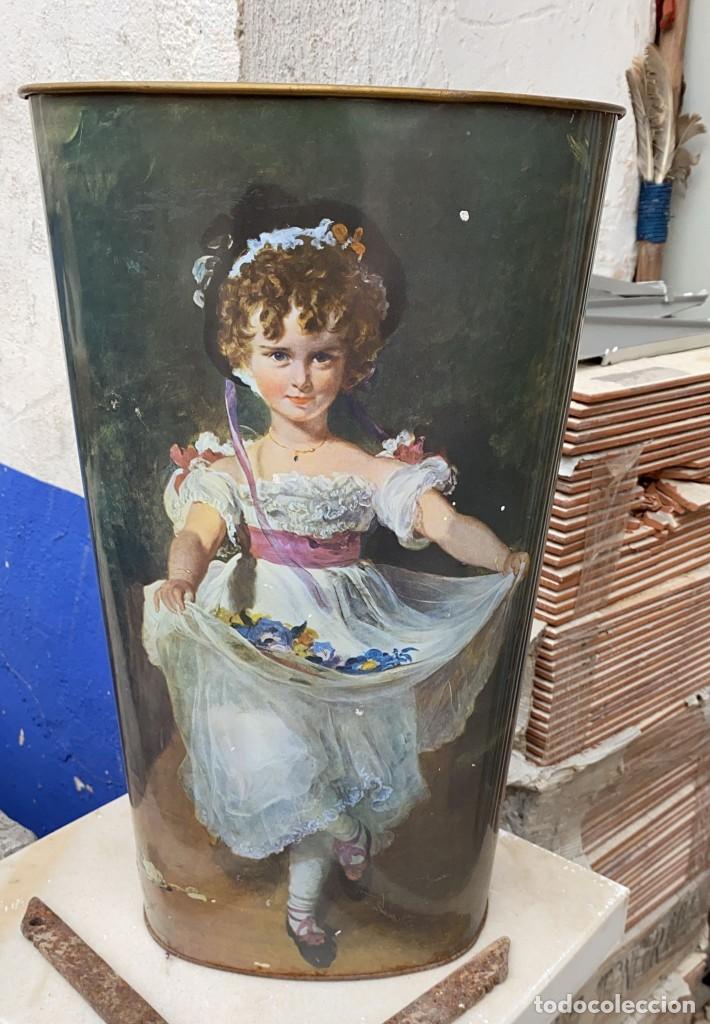 Oggetti Antichi: PARAGUARERO ANTIGUO DE CHAPA IMAGEN DE NI&Ntilde;A 47 CMS. ALTURA