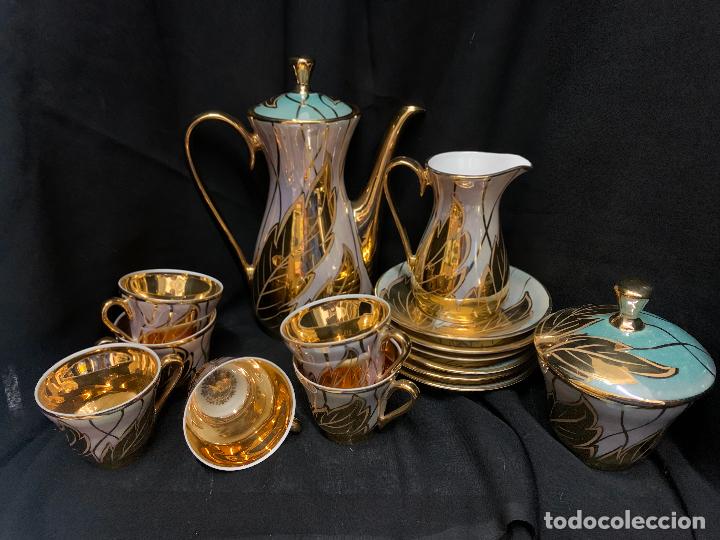 Antiques: Extraordinario juego de cafe, en porcelana finisima. Preciosos dorados. 6 servicios. Ver fotos