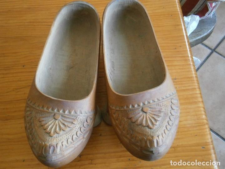 Antig&uuml;edades: ANTIGUO ZAPATO DE MADERA TALLADO - Foto 2