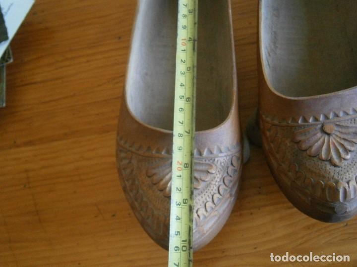 Antig&uuml;edades: ANTIGUO ZAPATO DE MADERA TALLADO - Foto 9