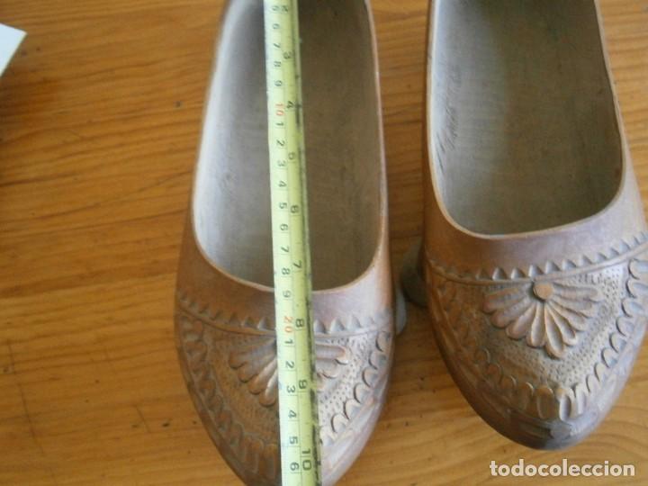 Antig&uuml;edades: ANTIGUO ZAPATO DE MADERA TALLADO - Foto 12
