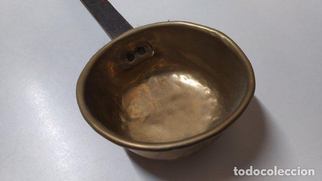 Antig&uuml;edades: ANTIGUO CAZO CUCHARON EN LATON Y FORJA - Foto 1