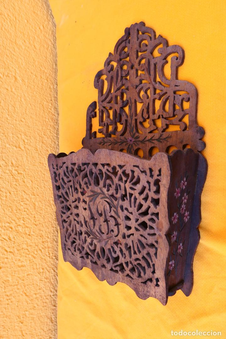 Antig&uuml;edades: Antiguo Gardacartas decorativo. Madera calada. Escribania modernista
