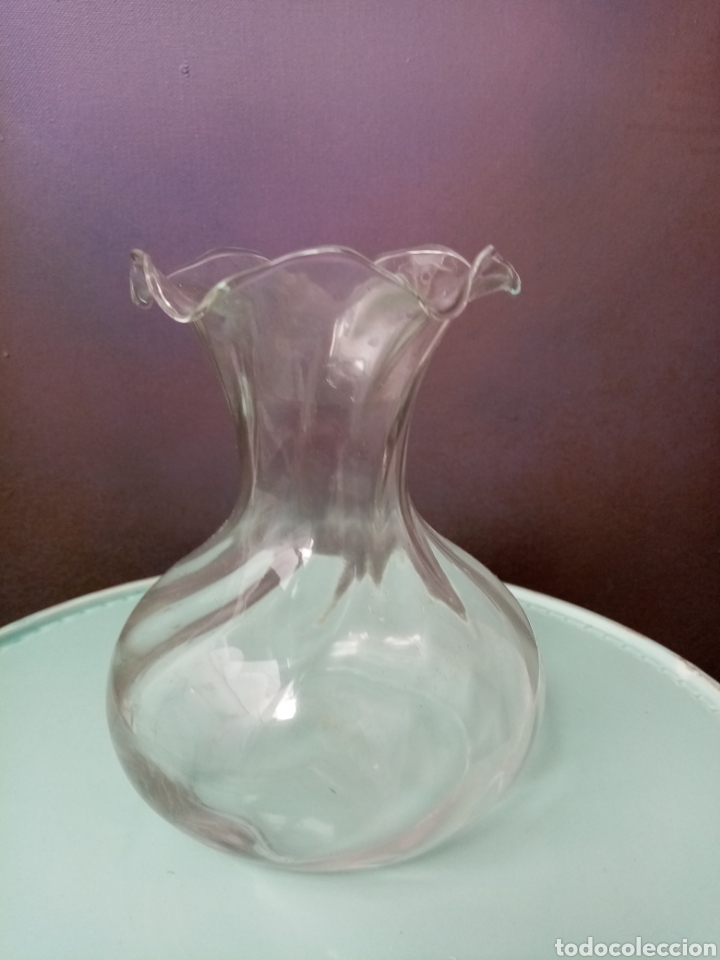 Antig&uuml;edades: Jarr&oacute;n de cristal con bordes rizados