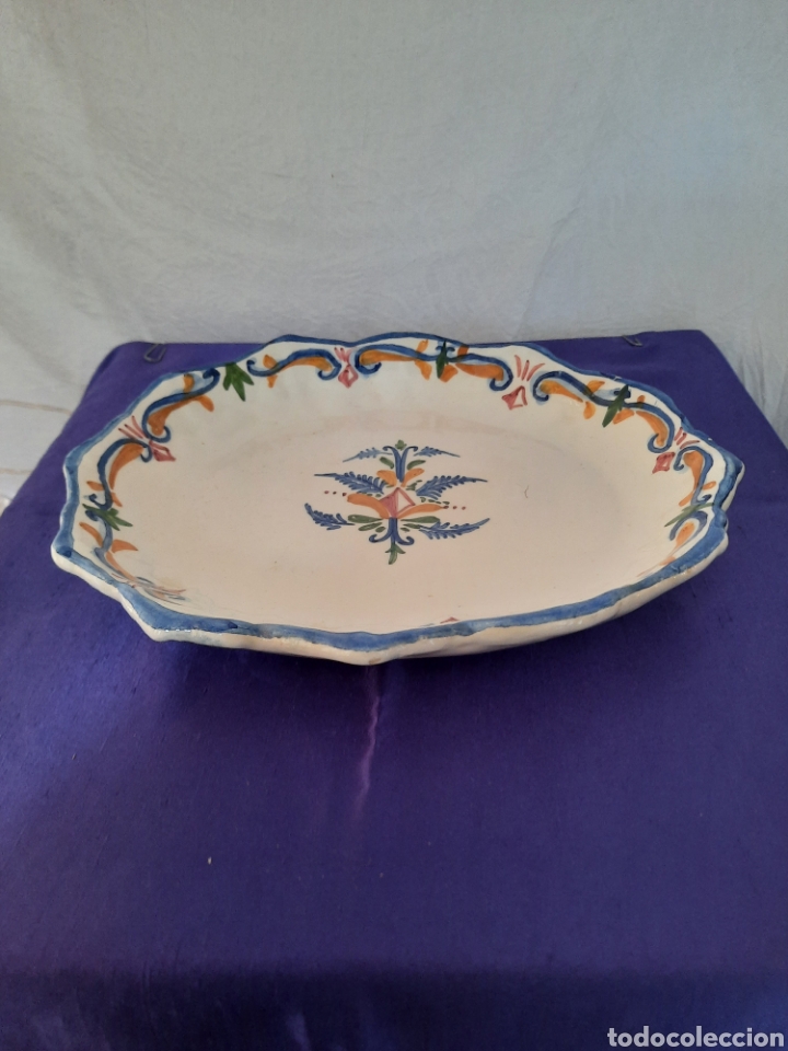 Antiquit&eacute;s: Bandeja de ceramica esmaltada con dibujo y dise&ntilde;o muy antiguo reproducido a mediados de siglo XX.