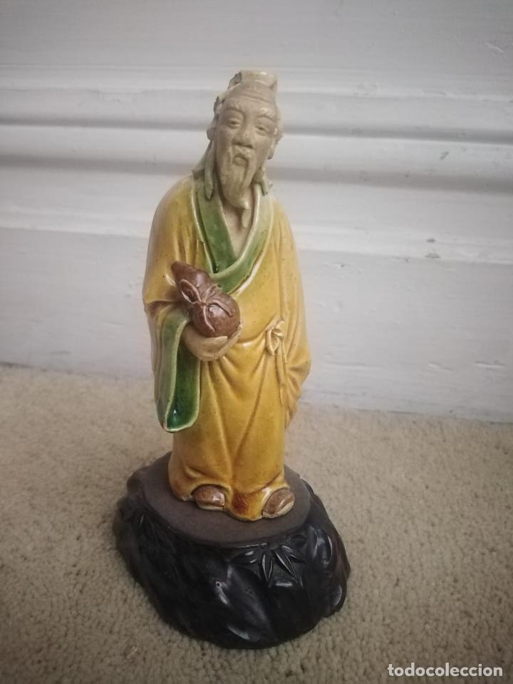 Antig&uuml;edades: Sabio chino en peana de madera - Foto 2