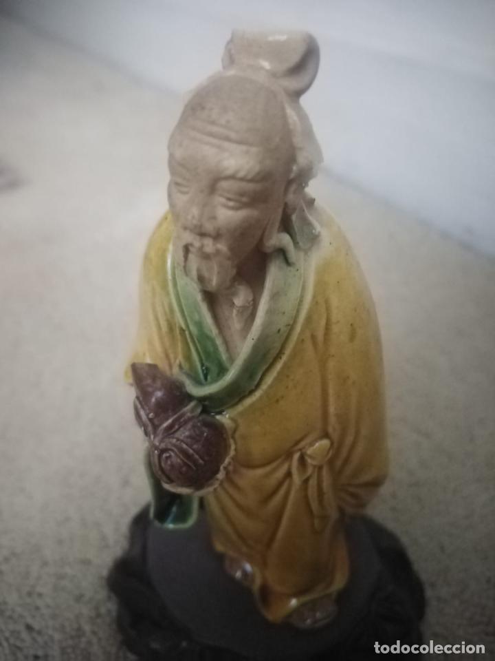 Antig&uuml;edades: Sabio chino en peana de madera - Foto 1