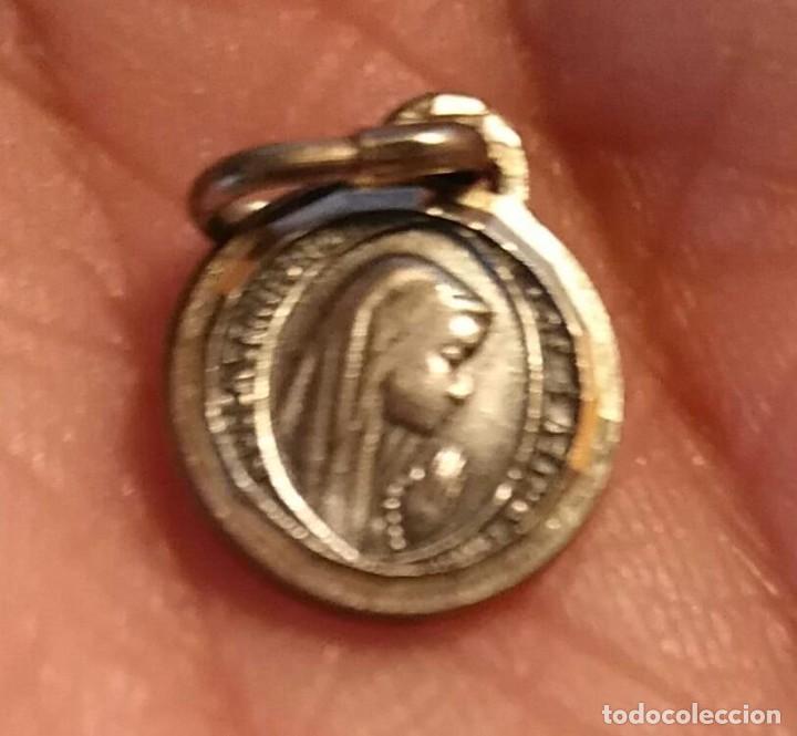 PEQUEÑA MEDALLA VIRGEN DE FÁTIMA - CREO PLATA - REVERSO VIRGEN Y PASTORCILLOS - 1CM DIÁMETRO (Antigüedades - Religiosas - Medallas Antiguas)