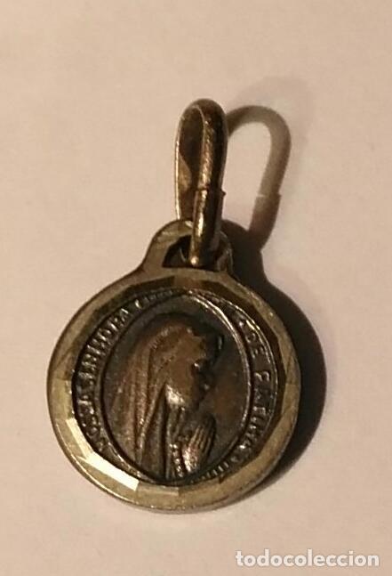 Antigüedades: Pequeña medalla Virgen de Fátima - Creo Plata - Reverso Virgen y pastorcillos - 1cm diámetro - Foto 3 - 254063540