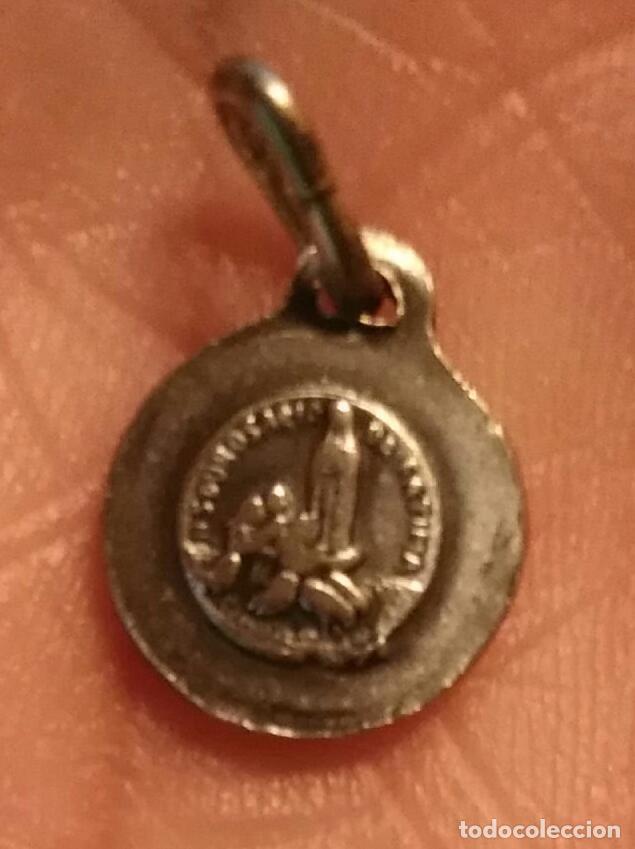 Antigüedades: Pequeña medalla Virgen de Fátima - Creo Plata - Reverso Virgen y pastorcillos - 1cm diámetro - Foto 4 - 254063540