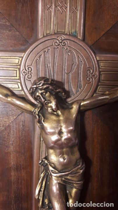 Antig&uuml;edades: Crucifijo y pila benditera. - Foto 10