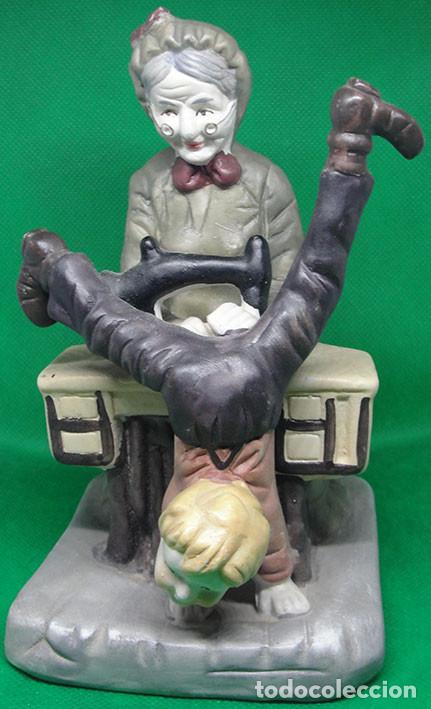Antig&uuml;edades: FIGURA CERAMICA ABUELA COSTURERA CON NI&Ntilde;O - ENTREGA EN MANO -