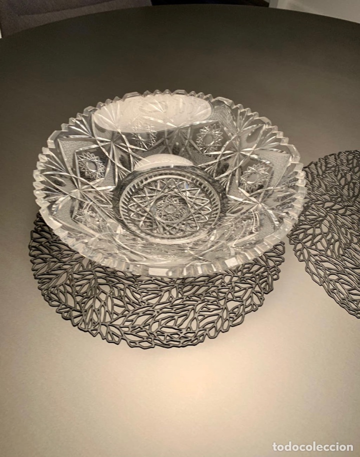 Antig&uuml;edades: Conjunto de CENTRO DE MESA y GRAN JARR&Oacute;N . CRISTAL PRENSADO. CIRCA 1960.