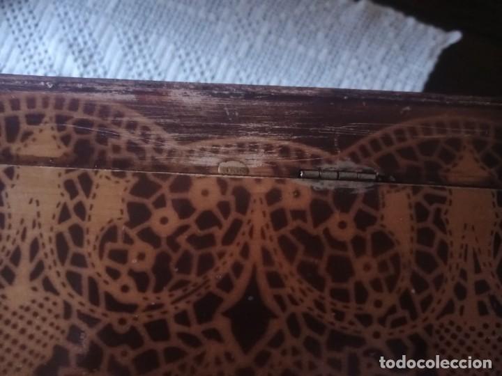 Antig&uuml;edades: Caja antigua pirografiada - Foto 1