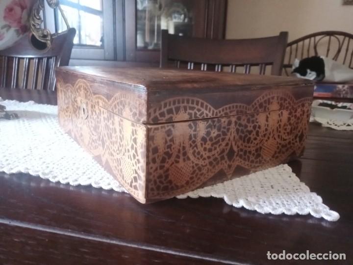 Antig&uuml;edades: Caja antigua pirografiada - Foto 3