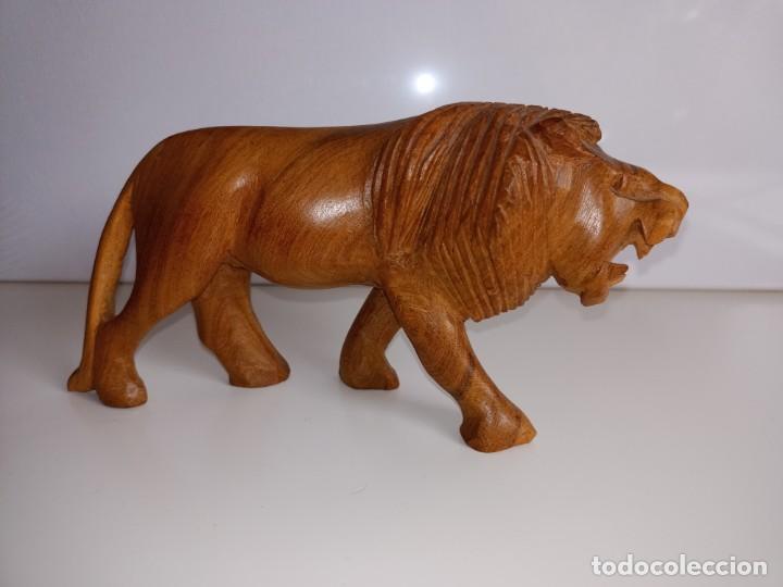 Antig&uuml;edades: Escultura de le&oacute;n en madera - Foto 1
