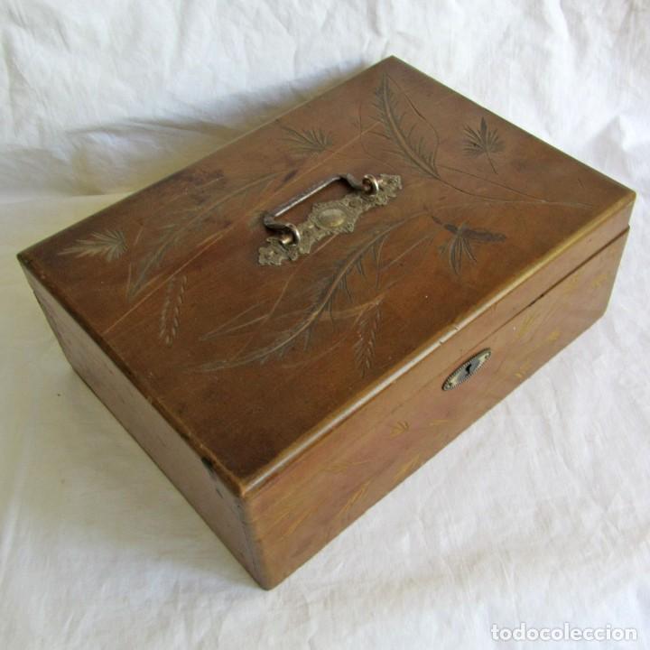 Antig&uuml;edades: Antigua caja de madera decorada con espejo - Foto 1