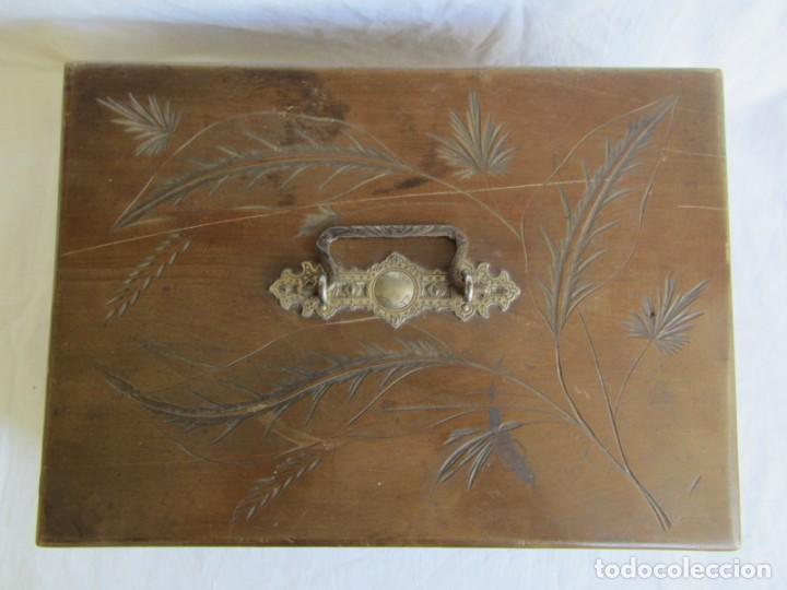Antig&uuml;edades: Antigua caja de madera decorada con espejo - Foto 2