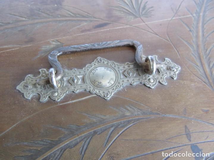 Antig&uuml;edades: Antigua caja de madera decorada con espejo - Foto 3