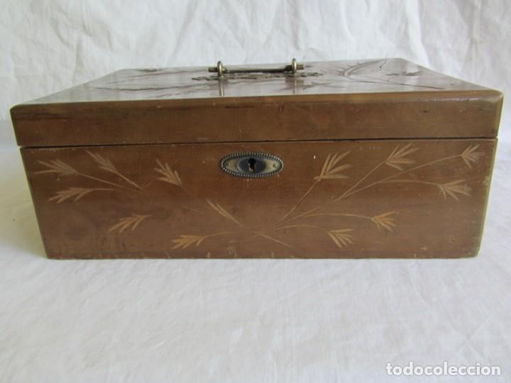 Antig&uuml;edades: Antigua caja de madera decorada con espejo - Foto 6