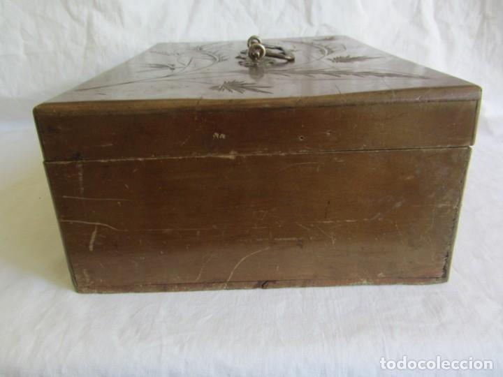 Antig&uuml;edades: Antigua caja de madera decorada con espejo - Foto 7