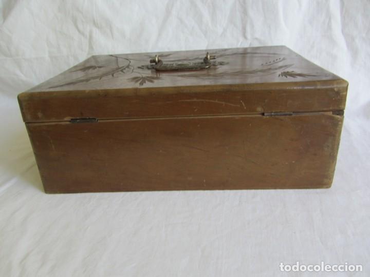 Antig&uuml;edades: Antigua caja de madera decorada con espejo - Foto 8
