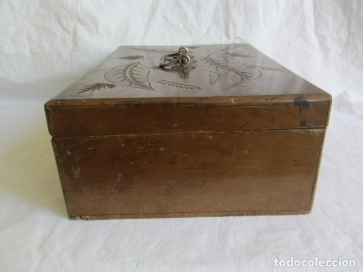 Antig&uuml;edades: Antigua caja de madera decorada con espejo - Foto 9