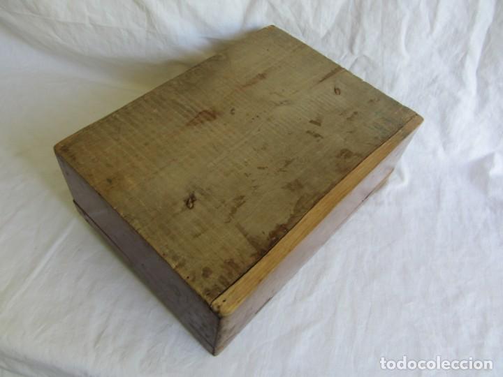 Antig&uuml;edades: Antigua caja de madera decorada con espejo - Foto 10