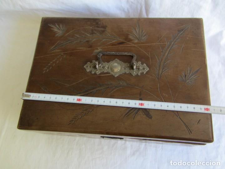 Antig&uuml;edades: Antigua caja de madera decorada con espejo - Foto 11