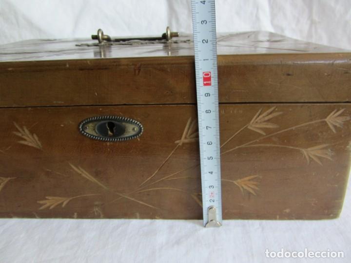 Antig&uuml;edades: Antigua caja de madera decorada con espejo - Foto 13