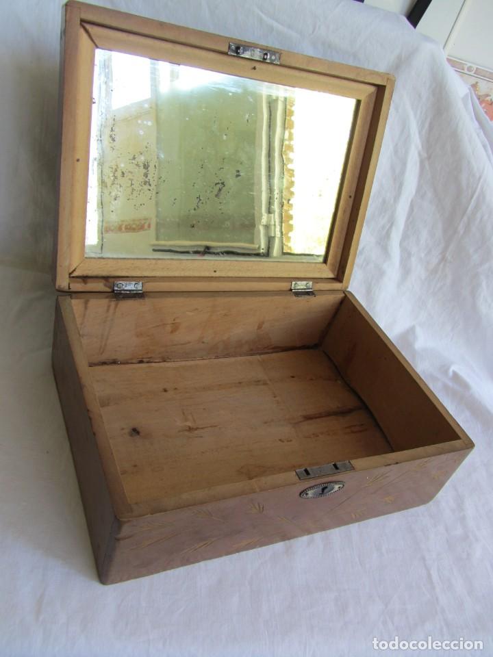 Antig&uuml;edades: Antigua caja de madera decorada con espejo - Foto 14
