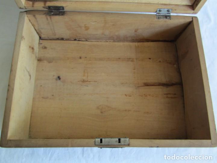 Antig&uuml;edades: Antigua caja de madera decorada con espejo - Foto 17