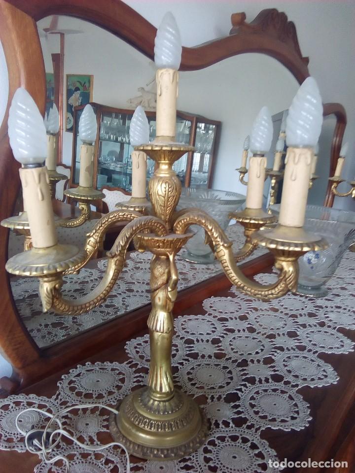 Antig&uuml;edades: Juego de dos candelabros de bronce - Foto 2