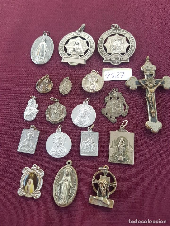 Antig&uuml;edades: Lote de medallitas religiosas - Foto 1