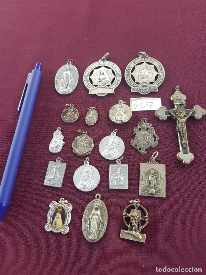 Antig&uuml;edades: Lote de medallitas religiosas - Foto 2