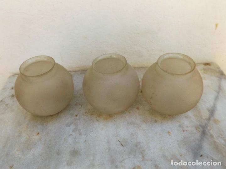 Antig&uuml;edades: tres bolas de cristal de lampara - Foto 2