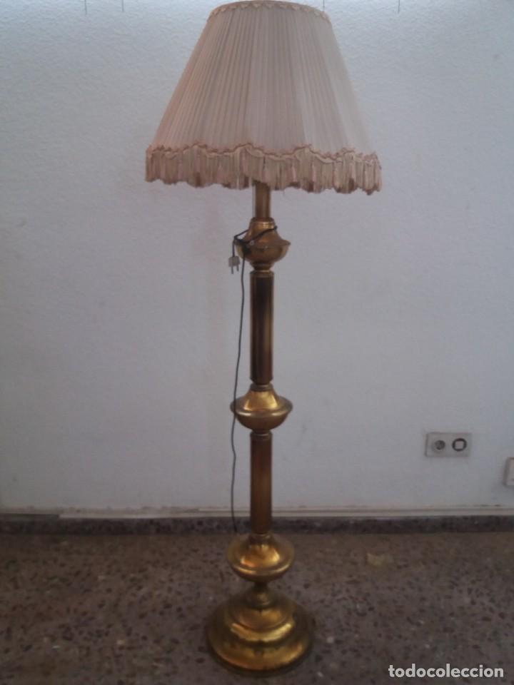 Antig&uuml;edades: LAMPARA DE PIE DE LATON - Foto 1