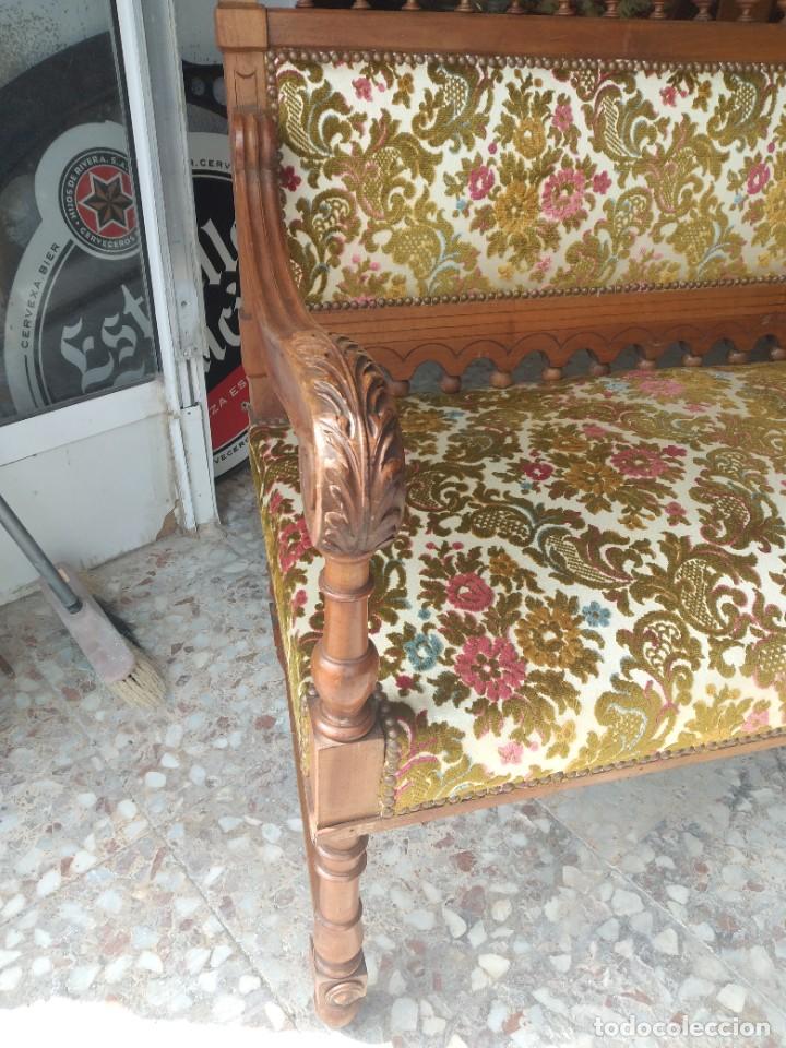Antigüedades: Antiguo sofá eduardiano de madera noble con tapizado floral aterciopelado. - Foto 6 - 254581600
