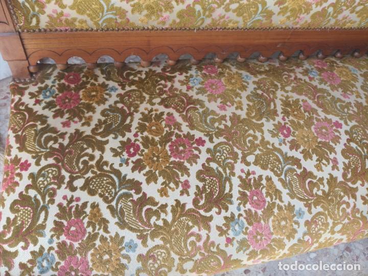 Antigüedades: Antiguo sofá eduardiano de madera noble con tapizado floral aterciopelado. - Foto 8 - 254581600